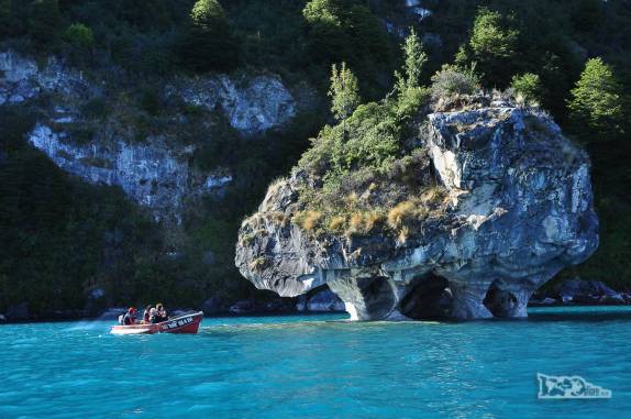 Turistas observam a Capela de Mármore, no lago General Carrera, região de Puerto Rio Tranquilo, na Carretera Austral, sul do Chile